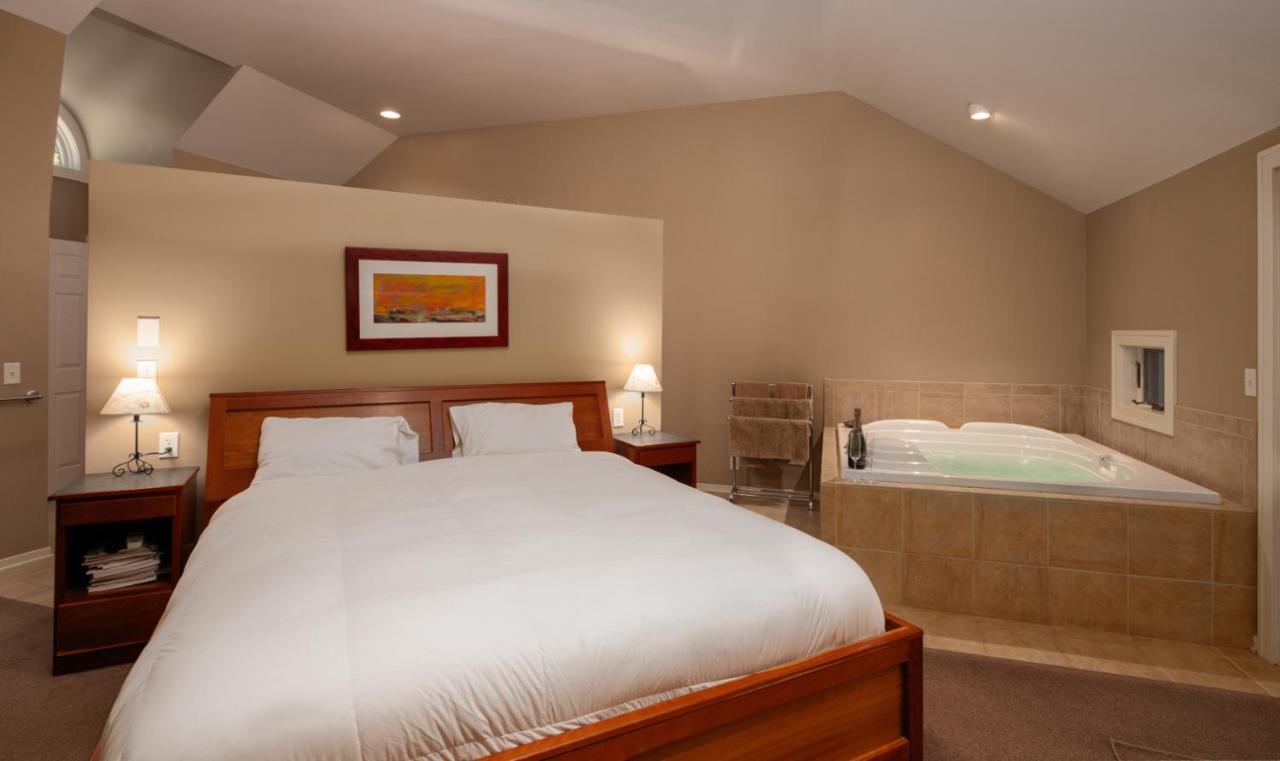 Pigeon Creek Inn - Adults Only Holland Exterior photo