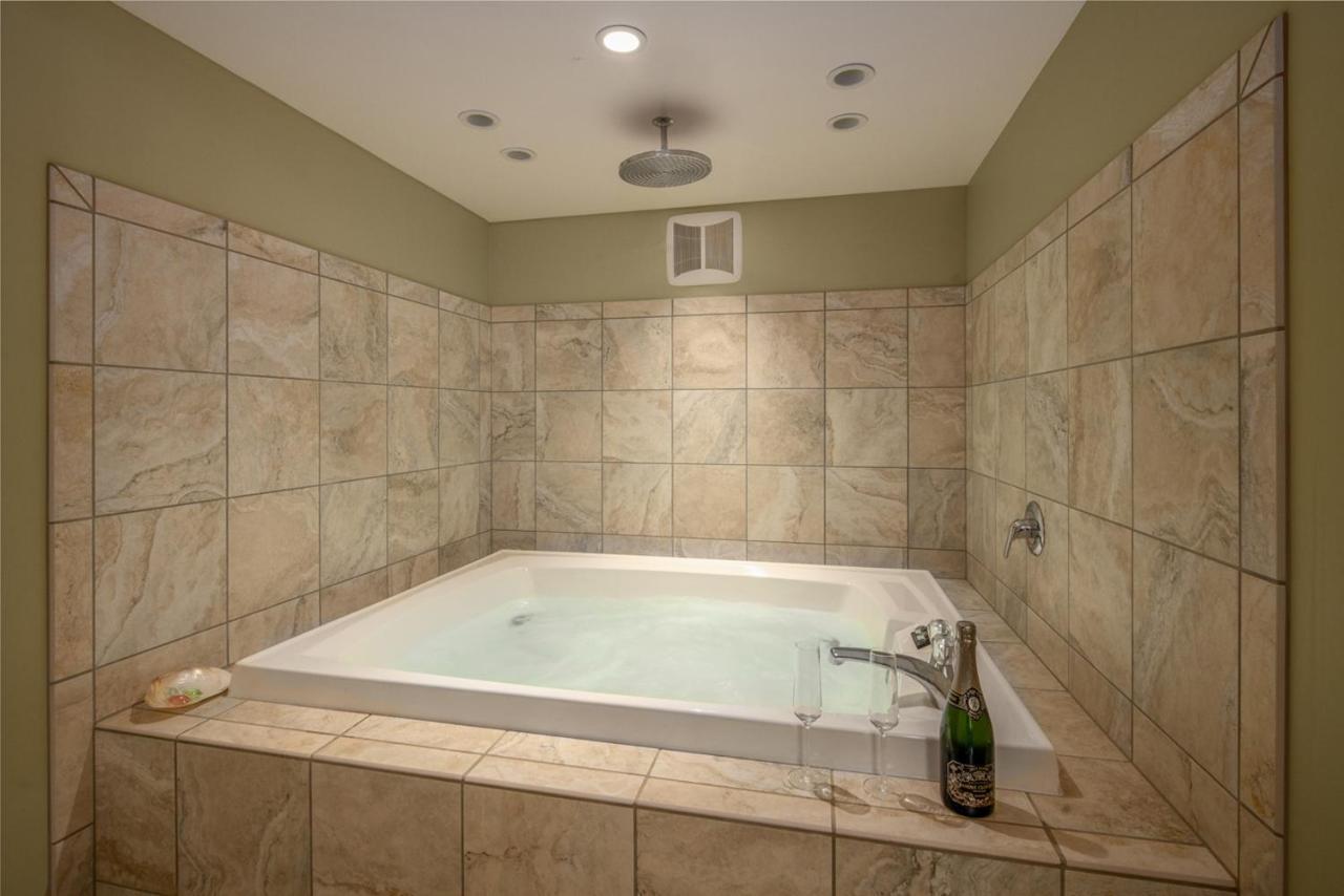 Pigeon Creek Inn - Adults Only Holland Exterior photo