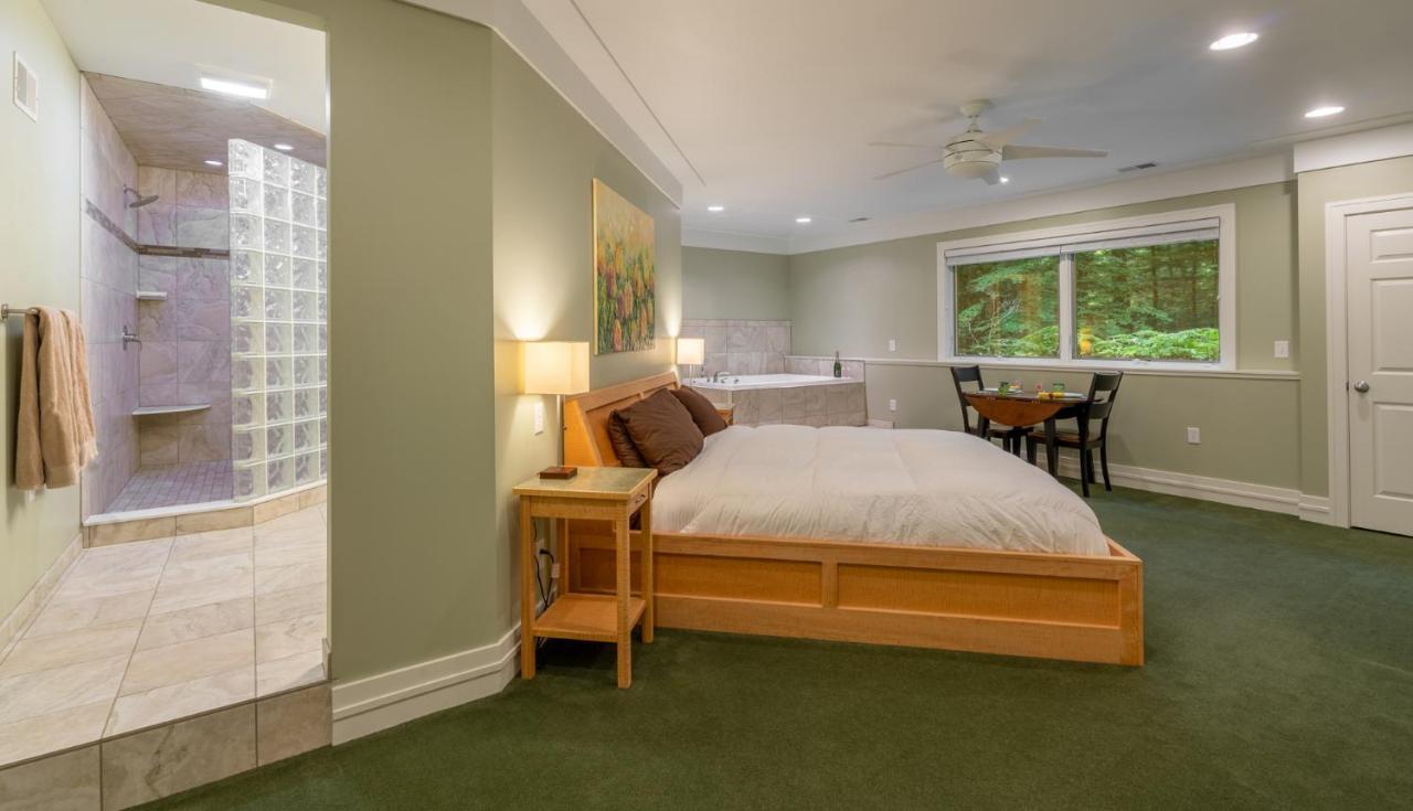 Pigeon Creek Inn - Adults Only Holland Exterior photo