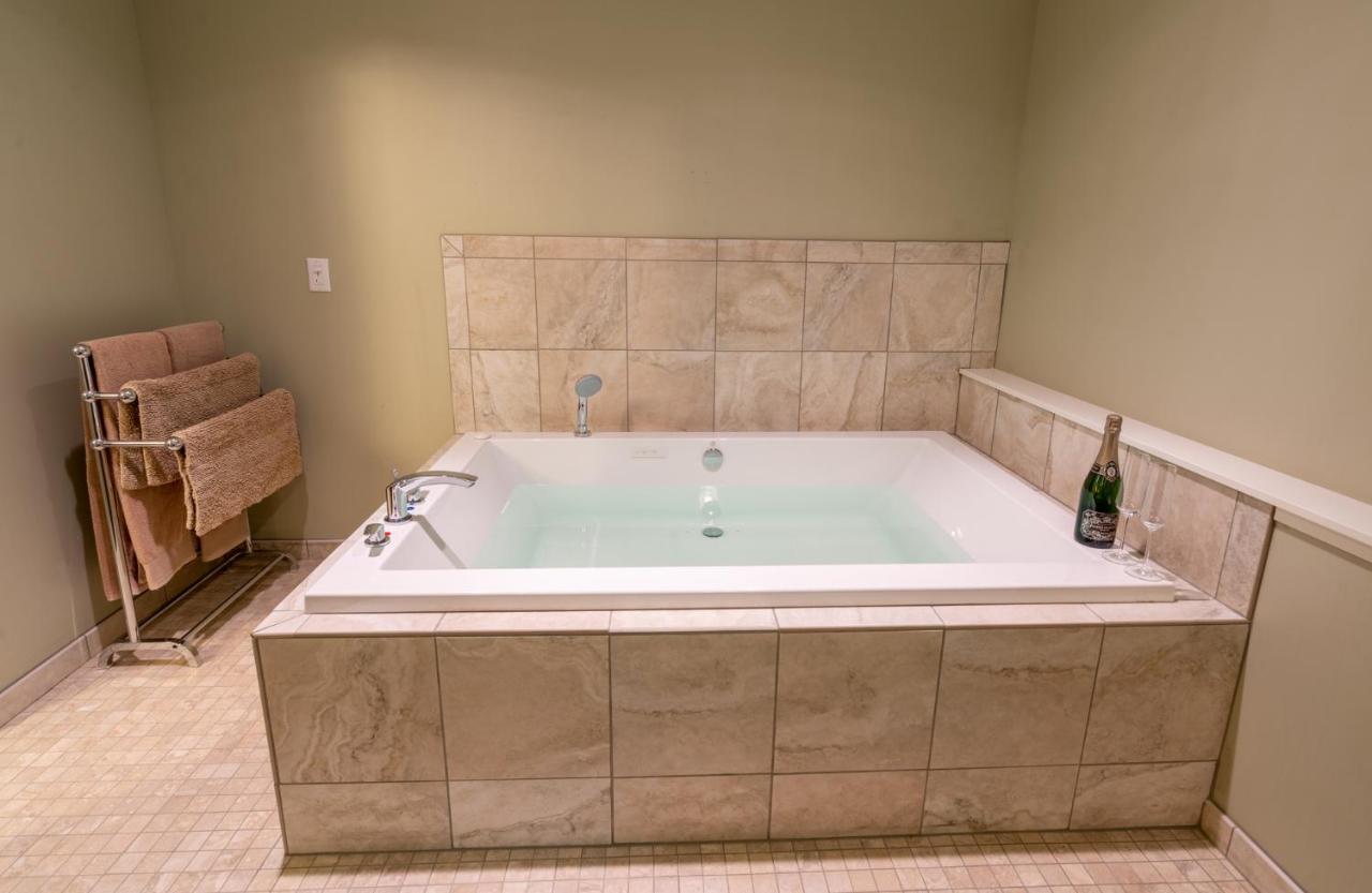 Pigeon Creek Inn - Adults Only Holland Exterior photo